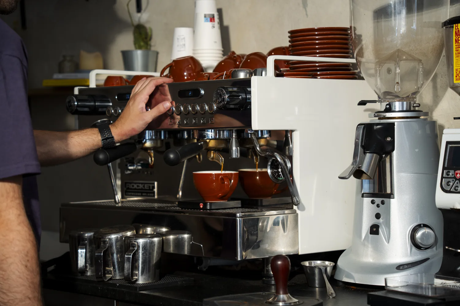 Preparando un espresso en la barra de DOPA Café